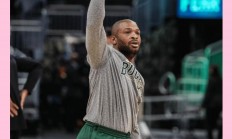 雄鹿大胜马刺豪取十连胜