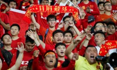 1xbet体育下载-冠军争夺战开幕，球迷热情助威