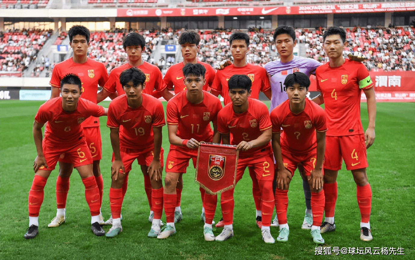 中国足球队赢得国际赛事，力压对手