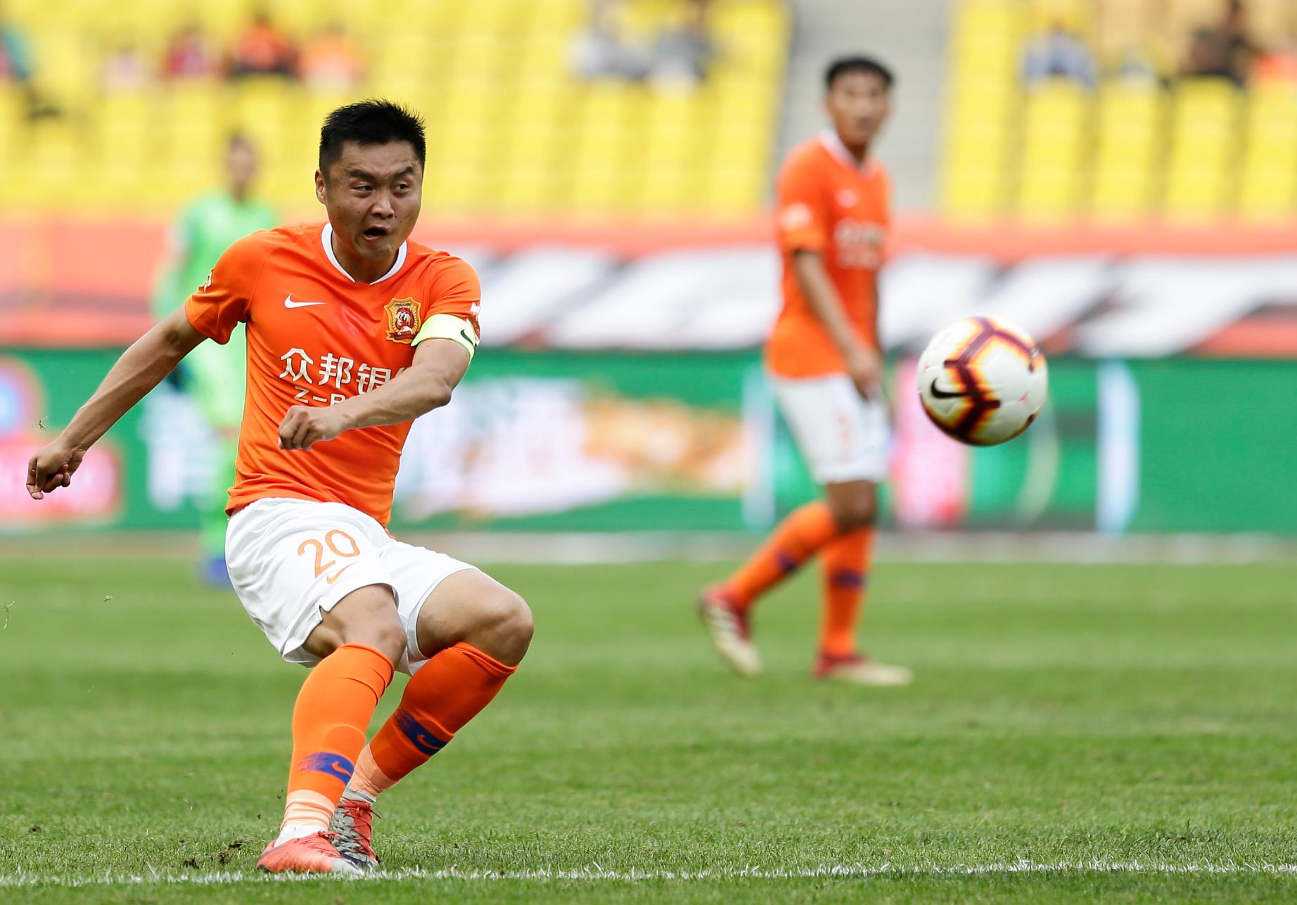 包含河南建业主场大胜武汉卓尔，重返积分榜前八的词条