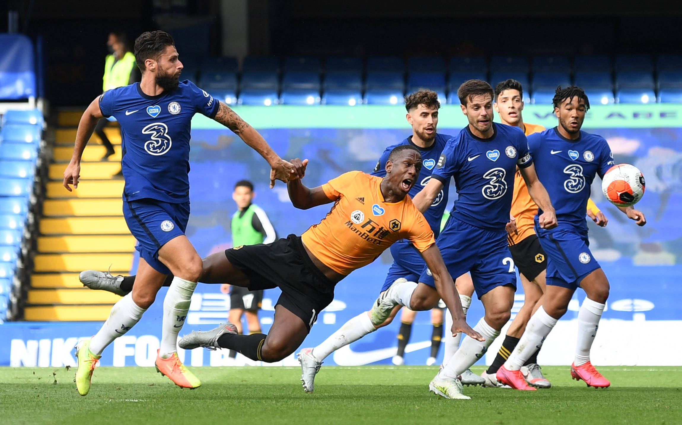 包含莱切斯特城惨败狼队，降级危机四伏！的词条