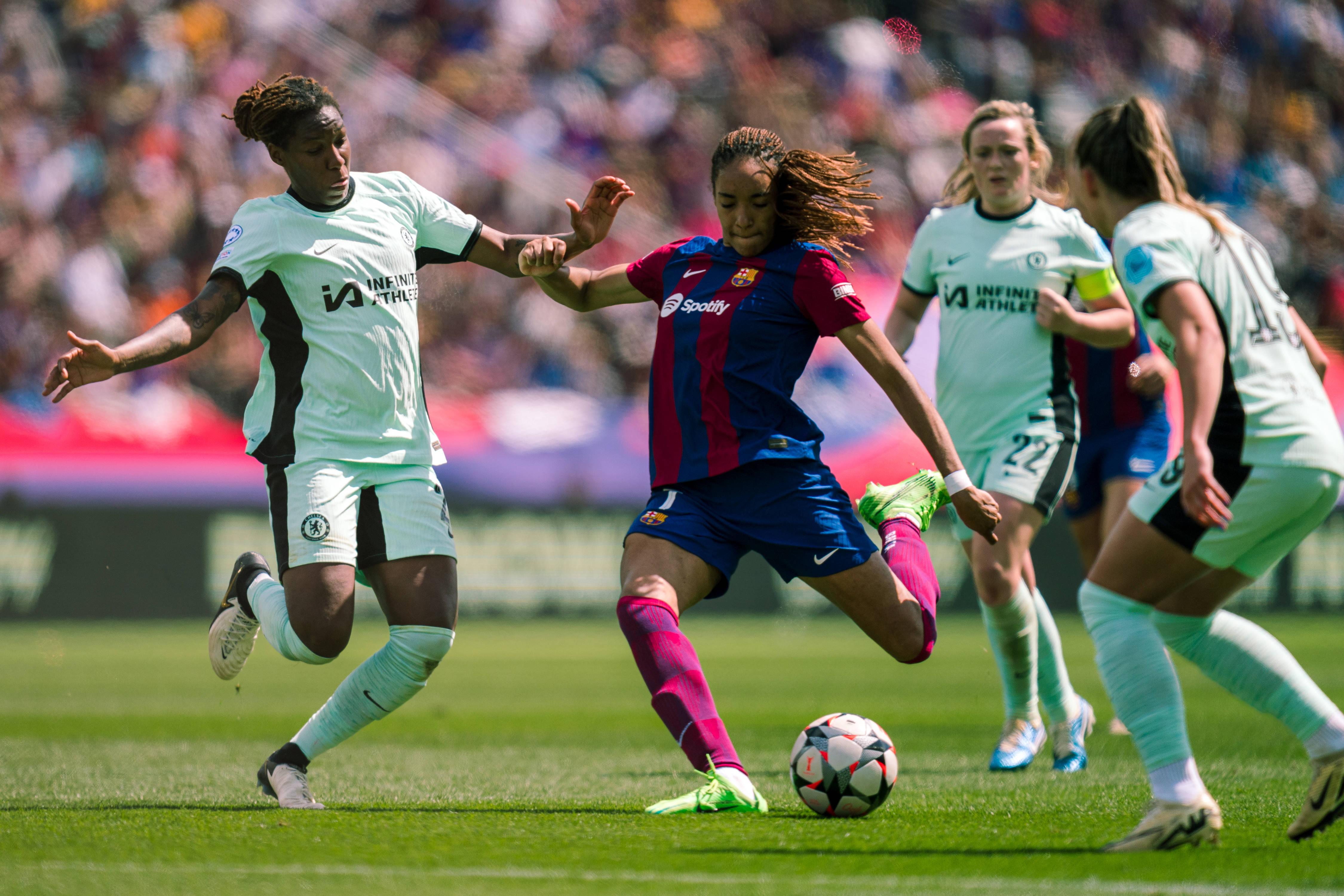 精彩的足球比赛引发球迷的热烈热议