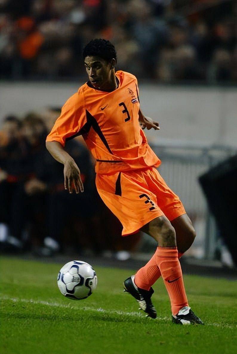 荷兰女子足球队在热身赛中全面压制对手